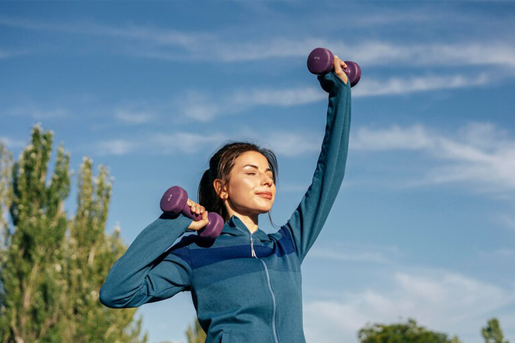 ورزش کردن فواید بسیار زیادی دارد که یکی از آن‌ها کاهش مصرف شکر و قند است.